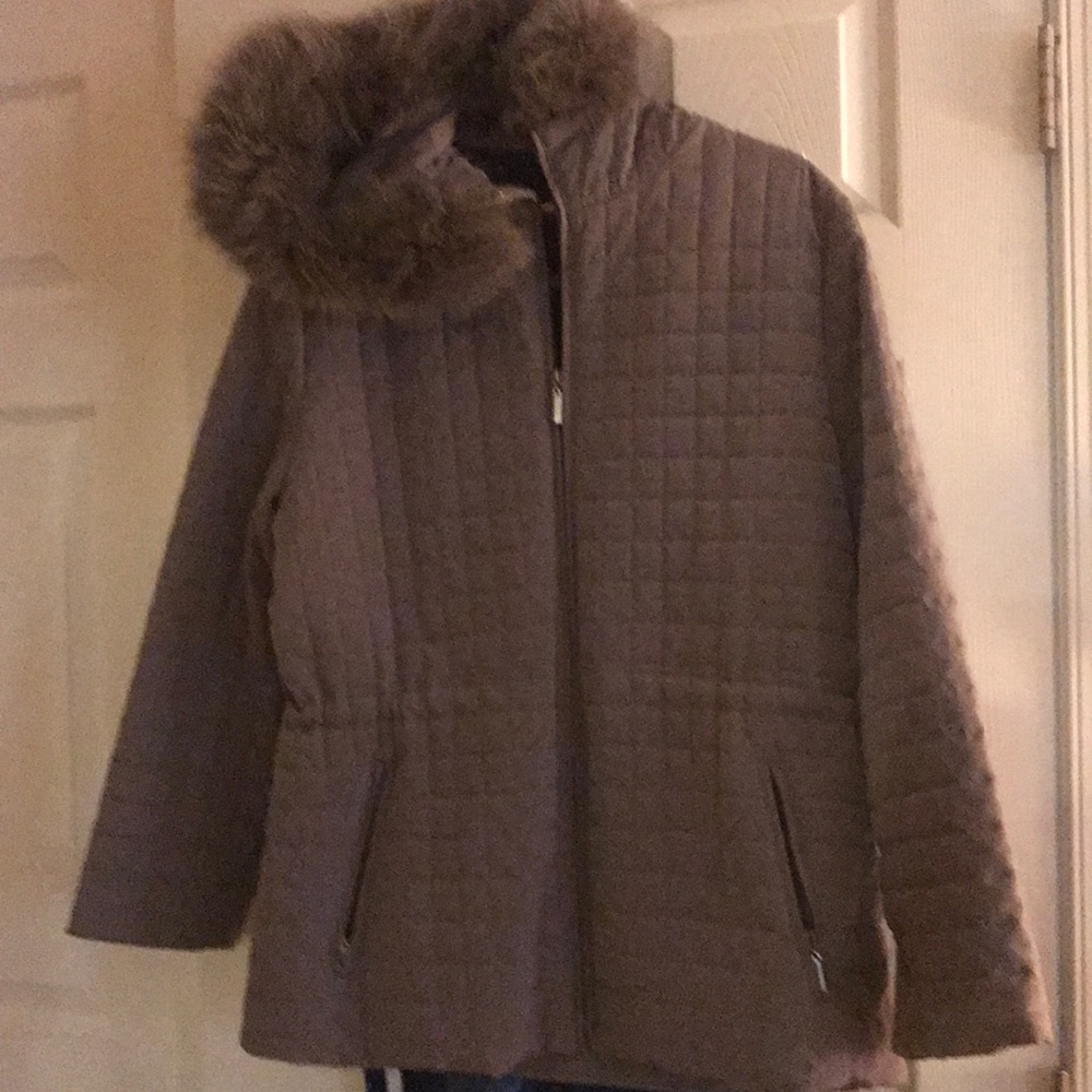 Beautiful quilted army green coat w/fur hood
